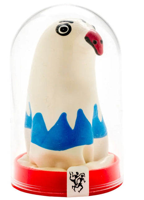 Eine weiße keramikfigur eines stilisierten vogels mit blauen bergähnlichen mustern und rotem schnabel unter einer glaskuppel auf rotem sockel aus der serie condenserie handbemalte neuheitskondome adler