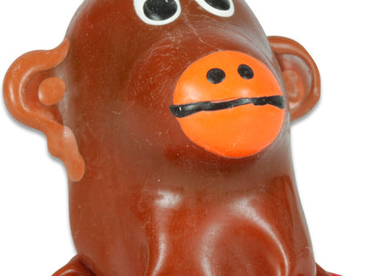 Glänzende braune schokoladenfigur affe mit leuchtend orangefarbener nase und schwarzen gesichtsmerkmalen von condomerie