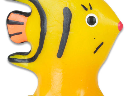 Ein leuchtend gelber plastikfisch mit schwarzen konturen orangefarbenen flossen und roter nase aus handbemalten kondomen