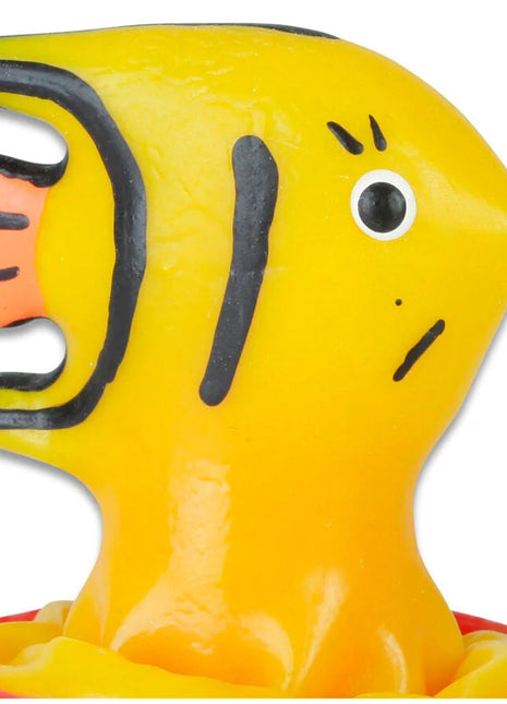 Ein leuchtend gelber plastikfisch mit schwarzen konturen orangefarbenen flossen und roter nase aus handbemalten kondomen