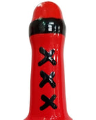Rotes silikonspielzeug mit schwarzer schnürung und schwarzem ring nahe der oberseite von condomerie handbemalte neuheitskondome amsterdam rot