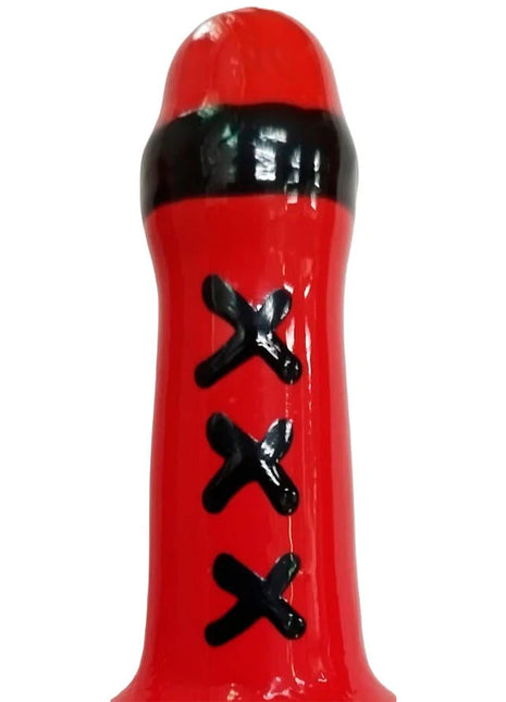 Rotes silikonspielzeug mit schwarzer schnürung und schwarzem ring nahe der oberseite von condomerie handbemalte neuheitskondome amsterdam rot