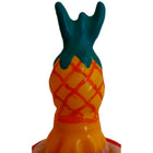 Eine orange ananas-förmige condomerie handbemalte nouveaukondome mit glänzendem finish und roten gitterlinien