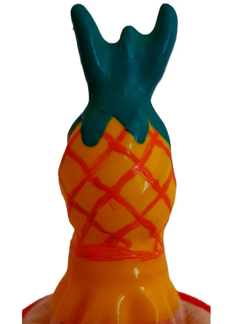 Eine orange ananas-förmige condomerie handbemalte nouveaukondome mit glänzendem finish und roten gitterlinien