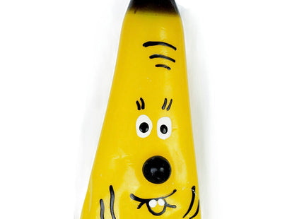Gelbes bananenförmiges handbemaltes kondom mit schwarzen gesichtsmerkmalen und dunkler spitze von condomerie xl