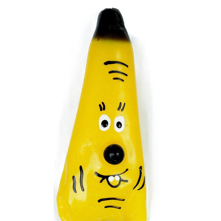 Gelbes bananenförmiges handbemaltes kondom mit schwarzen gesichtsmerkmalen und dunkler spitze von condomerie xl