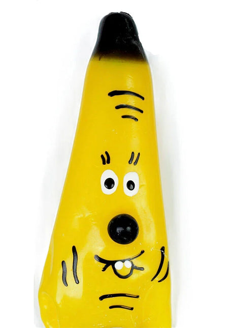 Gelbes bananenförmiges handbemaltes kondom mit schwarzen gesichtsmerkmalen und dunkler spitze von condomerie xl