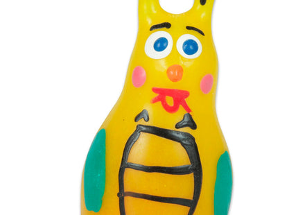 Ein gelber handbemalter kunststoffspielzeug bienen kondom mit schwarzen antennen blauen augen und bienenmotiv auf dem bauch