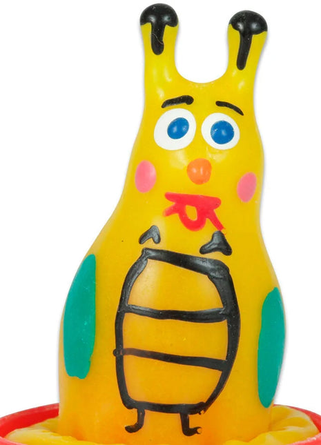 Ein gelber handbemalter kunststoffspielzeug bienen kondom mit schwarzen antennen blauen augen und bienenmotiv auf dem bauch