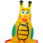 Ein gelber handbemalter kunststoffspielzeug bienen kondom mit schwarzen antennen blauen augen und bienenmotiv auf dem bauch