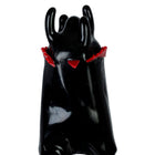 Black glossy handbemalte condomerie kondom mit roten dreieckigen akzenten und hornartigen vorsprüngen am schwarzen turm xl