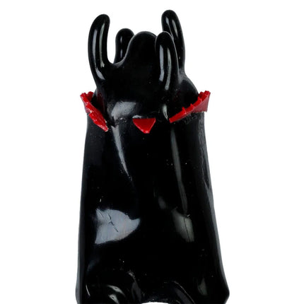 Black glossy handbemalte condomerie kondom mit roten dreieckigen akzenten und hornartigen vorsprüngen am schwarzen turm xl