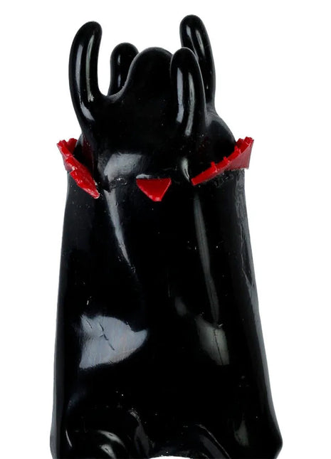 Black glossy handbemalte condomerie kondom mit roten dreieckigen akzenten und hornartigen vorsprüngen am schwarzen turm xl