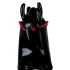 Black glossy handbemalte condomerie kondom mit roten dreieckigen akzenten und hornartigen vorsprüngen am schwarzen turm xl
