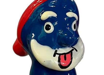 Blauer smurf figurine mit rotem hut und weißem bart auf handbemaltem kondom glänzend lackiert