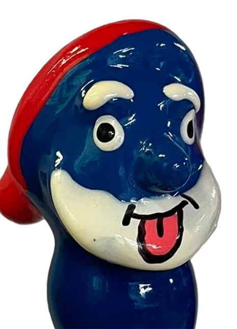 Blauer smurf figurine mit rotem hut und weißem bart auf handbemaltem kondom glänzend lackiert