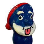 Blauer smurf figurine mit rotem hut und weißem bart auf handbemaltem kondom glänzend lackiert