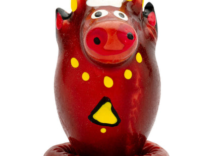 Glänzende rote keramik-bullfigur mit gelben hörnern weißen gesichtsmarkierungen und dekorativen punkten für condomerie