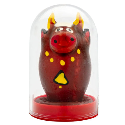 Ein glänzender roter bullfigur mit gelben hörnern und dekorativen akzenten unter einer klaren glaskuppel