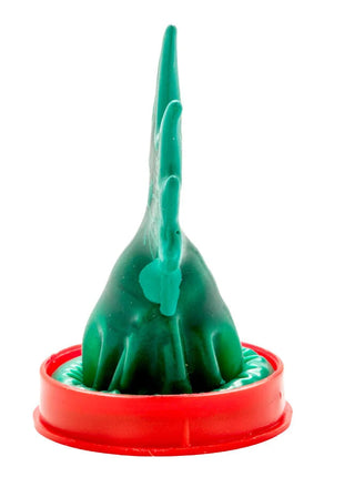 Grüne plastikdinosaurierfigur mit langem hals und stacheln auf rotem rundem sockel im condomerie cannabis modell
