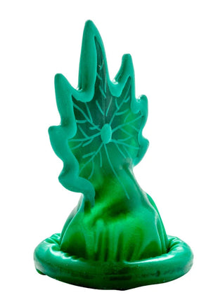 Lebendige grüne plastikfigur in blattform mit detaillierten venen und rundem sockel aus condomerie handbemalte cannabis kondome modell 1