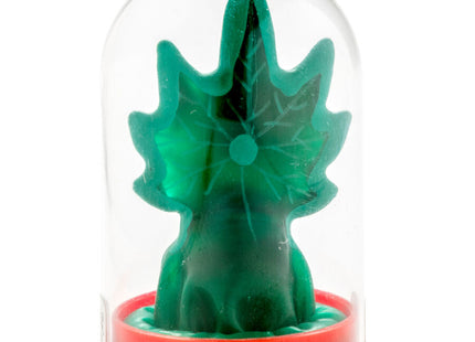 Ein transparent grünes, blattförmiges seifenskulptur unter einer glaskuppel mit rotem sockel aus der condomerie cannabis kollektion