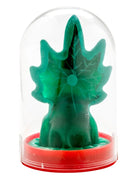 Ein transparent grünes, blattförmiges seifenskulptur unter einer glaskuppel mit rotem sockel aus der condomerie cannabis kollektion