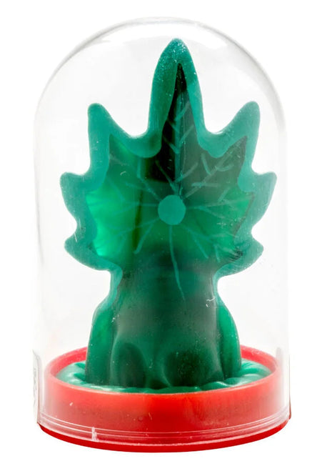 Ein transparent grünes, blattförmiges seifenskulptur unter einer glaskuppel mit rotem sockel aus der condomerie cannabis kollektion