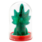 Ein transparent grünes, blattförmiges seifenskulptur unter einer glaskuppel mit rotem sockel aus der condomerie cannabis kollektion