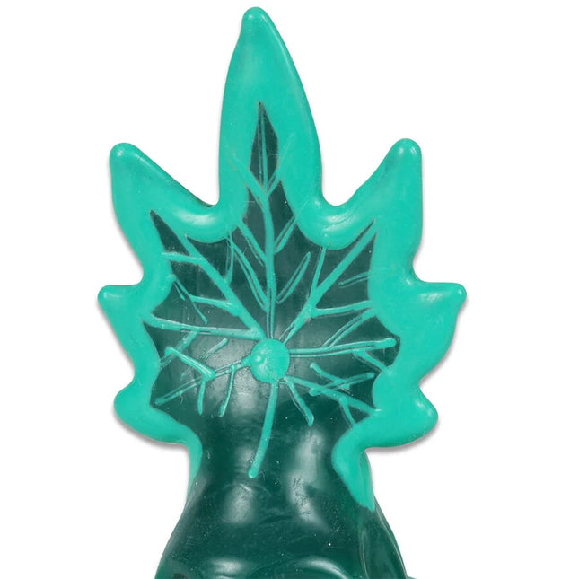 Eine transparente tealfarbene plastikfigur in blattform mit glänzendem finish und geprägten venen für handbemalte neuheitskondome cannabis modell 1 von condomerie