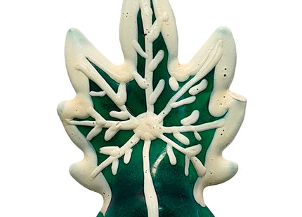 Grünes maple leaf ornament mit weißer zimtähnlicher schneeflockenverzierung handbemalte cannabis novelty kondome