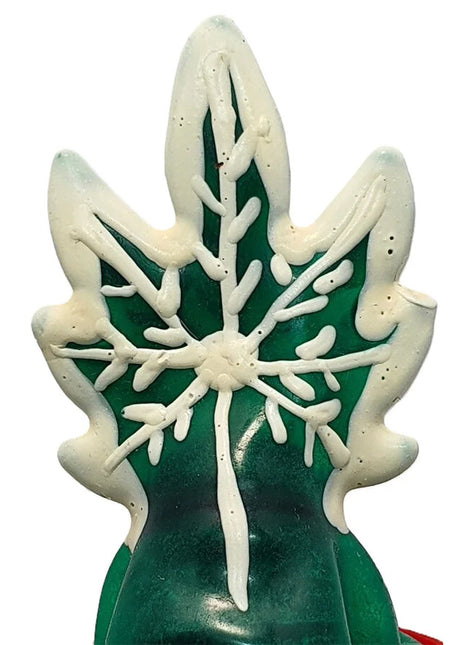 Grünes maple leaf ornament mit weißer zimtähnlicher schneeflockenverzierung handbemalte cannabis novelty kondome