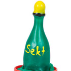 Grüne plastikflasche mit gelbem deckel und sekt schriftzug in rotem ständer handbemalte neue kondome kondomerie champagner