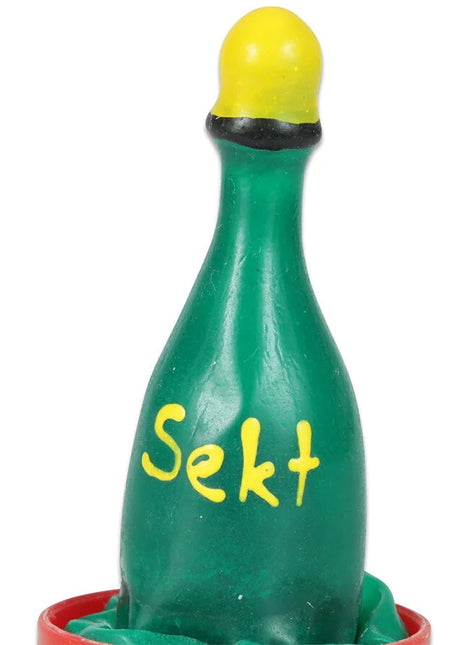 Grüne plastikflasche mit gelbem deckel und sekt schriftzug in rotem ständer handbemalte neue kondome kondomerie champagner