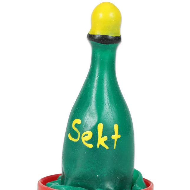 Grüne plastikflasche mit gelbem deckel und sekt schriftzug in rotem ständer handbemalte neue kondome kondomerie champagner