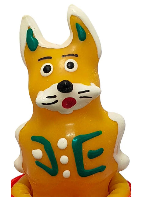 Ein leuchtend orangefarbenes plastikspielzeughundmodell mit weißen akzenten und grünen markierungen in condomerie handbemalte neuheitskondome chinesischer hase modell 2