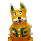 Ein leuchtend orangefarbenes plastikspielzeughundmodell mit weißen akzenten und grünen markierungen in condomerie handbemalte neuheitskondome chinesischer hase modell 2