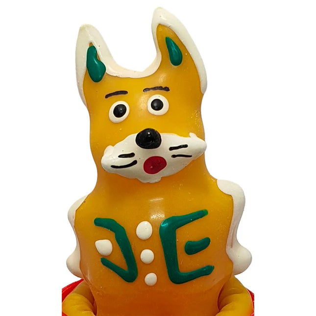 Ein leuchtend orangefarbenes plastikspielzeughundmodell mit weißen akzenten und grünen markierungen in condomerie handbemalte neuheitskondome chinesischer hase modell 2