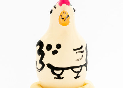 Creamfarbige keramik hühnerfigur mit pinkem kamm gelbem schnabel und schwarzen gesichtszügen aus condomerie handbemalte neuheitskondome cocky rooster