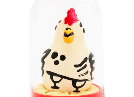 Eine handbemalte neuheitskondome cocky rooster figurine in creme mit schwarzen punkten und rotem kamm unter glaskuppel