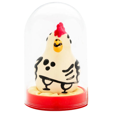 Eine handbemalte neuheitskondome cocky rooster figurine in creme mit schwarzen punkten und rotem kamm unter glaskuppel