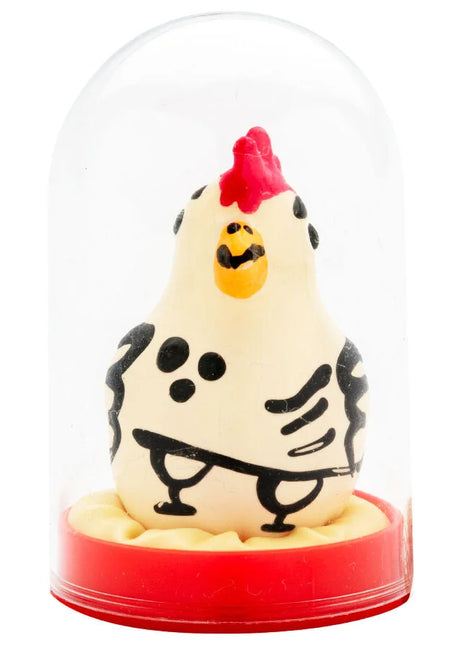 Eine handbemalte neuheitskondome cocky rooster figurine in creme mit schwarzen punkten und rotem kamm unter glaskuppel