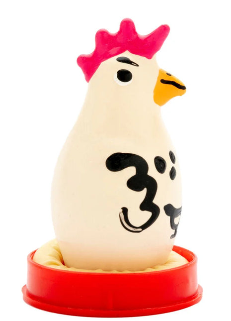 Ein weißer plastik-hühnerfigur mit pinkem kamm gelbem schnabel und schwarzen japanischen zeichen auf rotem sockel