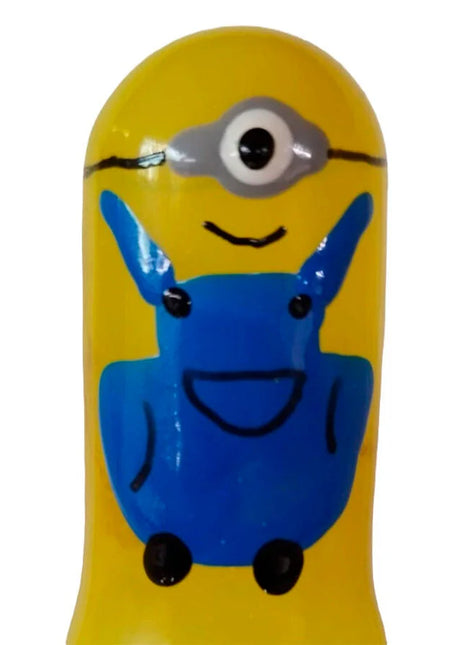 Handbemalte novelty kondome cyclope mit gelbem glänzendem plastik minion nagelpinsel in blauer latzhose und einem auge