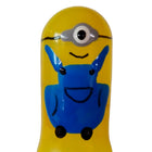 Handbemalte novelty kondome cyclope mit gelbem glänzendem plastik minion nagelpinsel in blauer latzhose und einem auge