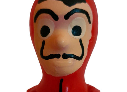 Roter plastikfigur von la casa de papel mit roter kapuze und handbemalter dali-maske bei condomerie neuheit