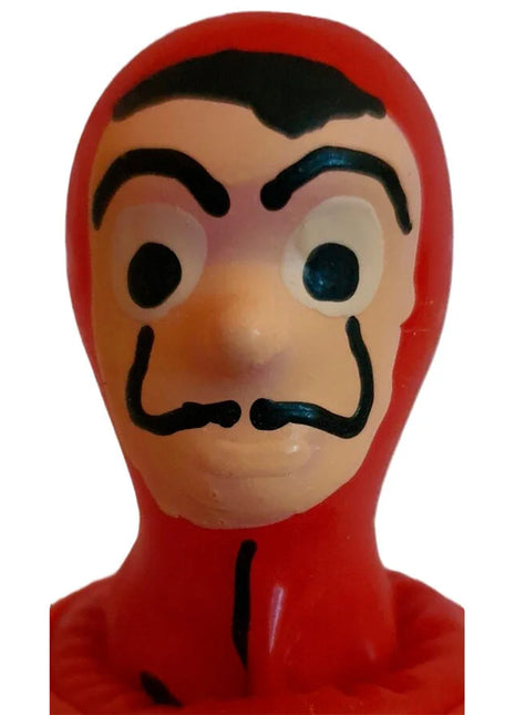 Roter plastikfigur von la casa de papel mit roter kapuze und handbemalter dali-maske bei condomerie neuheit