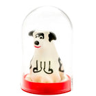 Ein handbemaltes neuheitskondom dalmatiner aus der condomerie mit weiß schwarzer hundefigur und rotem lächeln im glasdom
