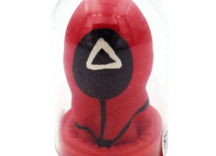 Rotes silikon squid game doll kondom mit schwarzem rundem gesicht und weißem dreieck emblem in schutzkuppel