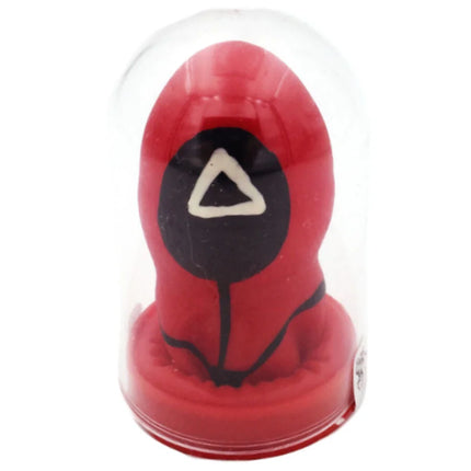 Rotes silikon squid game doll kondom mit schwarzem rundem gesicht und weißem dreieck emblem in schutzkuppel